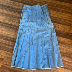 Long Denim skirt. Zipper and button closure.